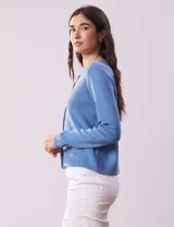 Cardigan tejido color blanco, marca Ninety. Escote a la base y abertura central con botones metálicos dorados. Delantera con bolsillos simulados con botón dorado.