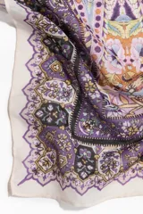 Pañuelo cuadrado grande con diseño estampado tipo paisley en tonos lila, amarillo, celeste y violeta, con bordes decorados.