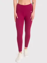 Calza deportiva larga color borgoña, de tiro alto y calce ajustado.