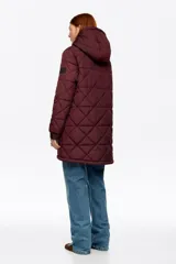 Abrigo largo de corte recto confeccionado en tejido técnico acolchado con diseño de rombos, cierre frontal con cremallera, cuello subido con capucha integrada, manga larga con puño elástico y bolsillos laterales.