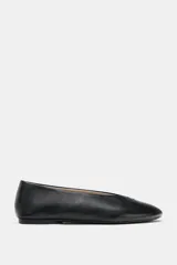 Zapato tipo bailarina de piel color negro, con escote en V y punta redonda.