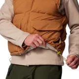 Chaleco reversible para hombre de la marca Columbia, con diseño acolchado en color camel. Cuenta con cierre frontal, bolsillos laterales con doble entrada y dobladillo ajustable con cordón. Incorpora tecnología Omni-Shield para repeler la humedad y manchas.
