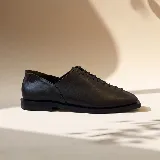 Zapato de cuero color marrón oscuro, con cordones frontales y suela de goma.