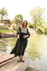 Túnica larga color beige de lino con pechera verde y mangas abullonadas con elástico.