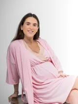 Bata estilo kimono de algodón en color gris azulado, con mangas al codo y largo por encima de la rodilla. Incluye lazo de ajuste en la cintura.