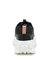 Championes Cat modelo Intruder Lite, de diseño robusto con plataforma. Presenta una combinación de cuero sintético y gamuza en color negro, con suela gruesa de goma blanca y detalles en color rosado en las tiras de ajuste.