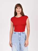 Remera roja de manga corta, con escote redondo y corte ajustado al cuerpo.