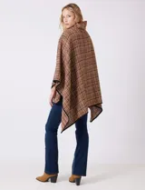 Ruana tejida de Jones New York con diseño a cuadros en tonos verdes y marrones. Presenta cuello alto, cierre frontal con botón tipo trenca y bordes con ribete negro.