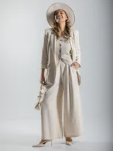 Pantalón italiano tipo wide leg, confeccionado en tela liviana y fresca, color beige. Viene con bolsillos laterales, elástico en la cintura para mayor comodidad y cinto de yute elastizado incluido.