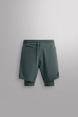Short de entrenamiento Zara Athleticz con diseño 2 en 1 que incluye una malla interior ajustada. Presenta cintura elástica con cordón ajustable, bolsillos laterales con cierre y aberturas en el bajo.