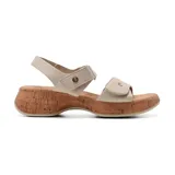Sandalia casual de mujer con plataforma efecto corcho, tiras ajustables con cierre de velcro y detalle de aplique metálico dorado.