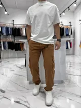 Pantalón cargo de jean color chocolate, de corte holgado y diseño oversize con múltiples bolsillos laterales.