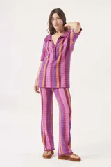 Pantalón largo de tejido crochet con rayas verticales en tonos azul, verde, marrón y blanco.