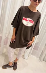 Calza tipo capri de encaje blanco con diseño floral, de corte ajustado y largo hasta la pantorrilla.