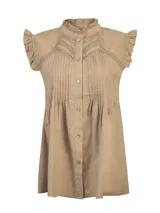 Blusa color beige de algodón orgánico, con cuello alto, detalles de encaje y bordados en el canesú, y mangas cortas con volados.