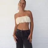 Top corto color crema con breteles finos y fruncido en el busto.