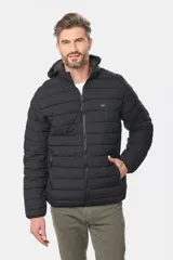 Campera de abrigo gris oscuro, capitoneada, con cuello alto y capucha desmontable. Cierre frontal con cremallera y bolsillos laterales con cierre. Logo bordado en el pecho.