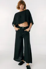 Blusa blanca de lino, con escote bote y corte amplio y holgado.