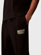Pantalón de felpa negro Calvin Klein, de corte regular y pierna recta, con costuras delanteras decorativas y logo bordado en el muslo.
