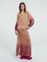 Blusa verde esmeralda de terciopelo con escote en V y mangas largas abullonadas con degradé a negro en los puños.