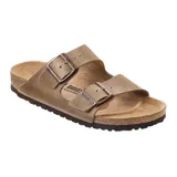 Sandalia Birkenstock modelo Arizona con dos correas ajustables de cuero aceitado, plantilla anatómica de corcho y suela de goma.