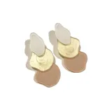 Aros colgantes con tres piezas irregulares de acrílico en color blanco, dorado y nude.