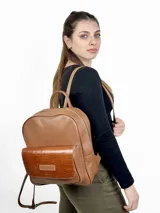 Mochila grande de cuero marrón con bolsillo frontal con textura de cocodrilo y cierre superior con cremallera.