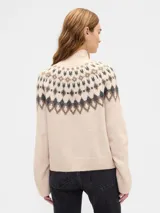 Buzo de punto con cuello alto, diseño estampado estilo fairisle con rayas horizontales y puntos en tonos tostado y blanco. Presenta mangas largas con puños acanalados y ruedo recto.