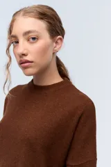 Sweater marrón de tejido de punto realizado en lambswool, con cuello redondo y calce holgado.