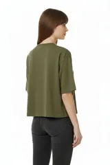 Remera negra de algodón de corte ancho y corto, con mangas cortas y cuello redondo a la base.