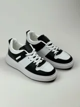 Championes blancos de estilo urbano, con suela de plataforma y cordones.