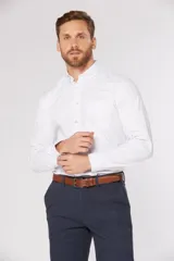 Camisa de vestir lisa color rosa claro, de manga larga, con cuello abotonado, bolsillo en el pecho y logo bordado.