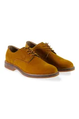 Zapato de vestir tipo derby confeccionado en cuero de color tostado, con cordones al tono y suela de goma con detalle de vira.