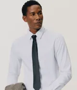 Camisa masculina de corte regular confeccionada en tejido Oxford de algodón. Presenta cuello inglés, mangas largas y cierre frontal con botones.