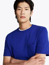 Remera azul de algodón con cuello redondo y bolsillo de parche en el pecho con logo bordado. Corte regular.