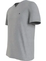 Remera gris de algodón con cuello en V y logo de Tommy Hilfiger bordado en el pecho.