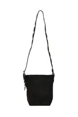 Cartera tipo bandolera de color negro, confeccionada en cuero sintético con acabado aterciopelado. Cuenta con una correa larga ajustable decorada con remaches metálicos circulares.