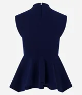 Blusa azul marino sin mangas de la marca Cortelle, con cuello alto, recortes estructurales y dobladillo estilo peplum asimétrico.