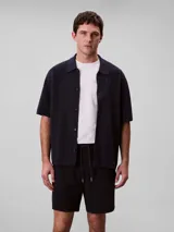 Short de tejido waffle color azul marino, con cintura elástica y cordones ajustables, de talle medio y corte relajado.