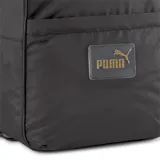 Mochila Puma Core Pop negra con logo dorado. Cuenta con compartimento principal con cierre bidireccional, bolsillo frontal oculto con cierre, compartimento interno compacto y correas suaves con longitud ajustable.