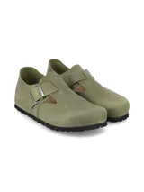 Zapato tipo guillermina color verde oliva de cuero rústico con acabado natural, diseño de inspiración retro con hebilla metálica lateral y suela de EVA.