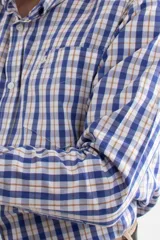 Camisa de hombre a cuadros rojos y blancos, de manga larga y corte clásico.