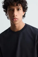 Camiseta de manga corta color azul marino oscuro, de corte regular fit y cuello redondo.