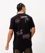 Remera negra de manga corta con cuello redondo y corte comfort, confeccionada en algodón. Presenta diversos estampados gráficos y lettering en estilo graffiti en la espalda.