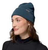 Gorro tipo beanie de punto en color azul, con diseño de doblez y etiqueta con el logo de la marca Columbia en el frente.