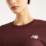 Remera New Balance de manga corta y corte estándar, confeccionada en tejido de punto de algodón color bordó, con pequeño logo bordado en el pecho.