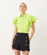 Camisa color verde lima de algodón con cuello camisero, cierre frontal con botones y mangas cortas con volados.