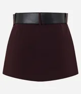 Short pollera de estilo sastre con diseño estructurado, cintura con trabillas y cinturón desmontable con hebilla metálica.