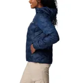 Campera técnica de plumón con capucha, color azul marino, con diseño de costuras selladas térmicamente, cierre frontal completo, bolsillos laterales con cierre y logo de la marca bordado en el pecho.