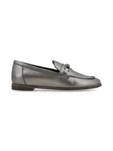 Mocasín de cuero color plomo con detalle de hebilla forrada en el empeine, suela baja de goma y diseño clásico.